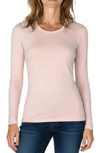 Woman wearing shell pink long sleeve fitted t-shirt with round neckline and blue jeans