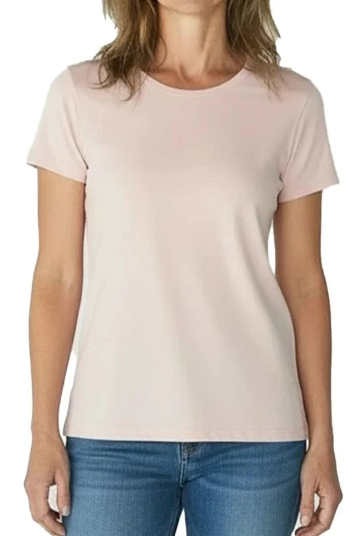 Woman wearing shell pink short-sleeve crew neck t-shirt with blue jeans